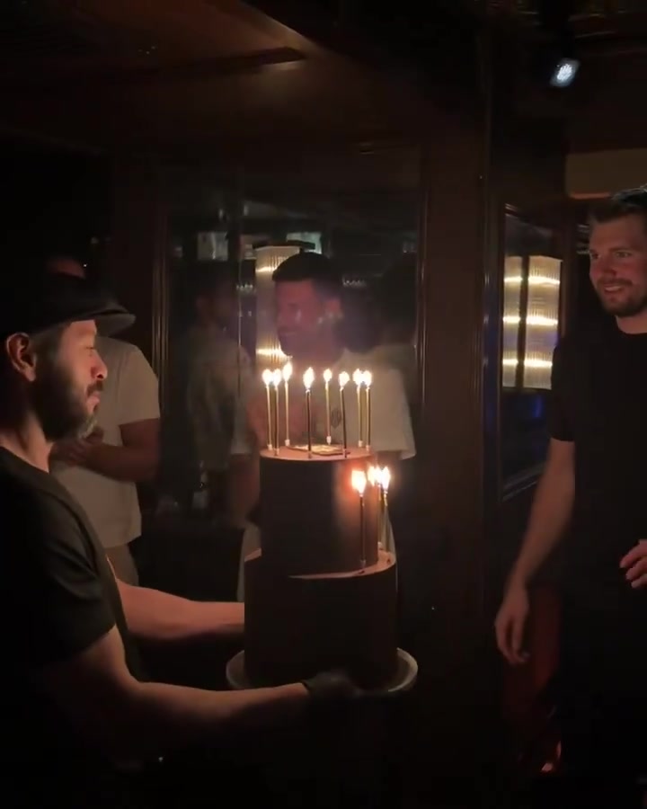 赏金女王-😍东契奇和德约科维奇一同庆祝生日 还有性感舞女表演