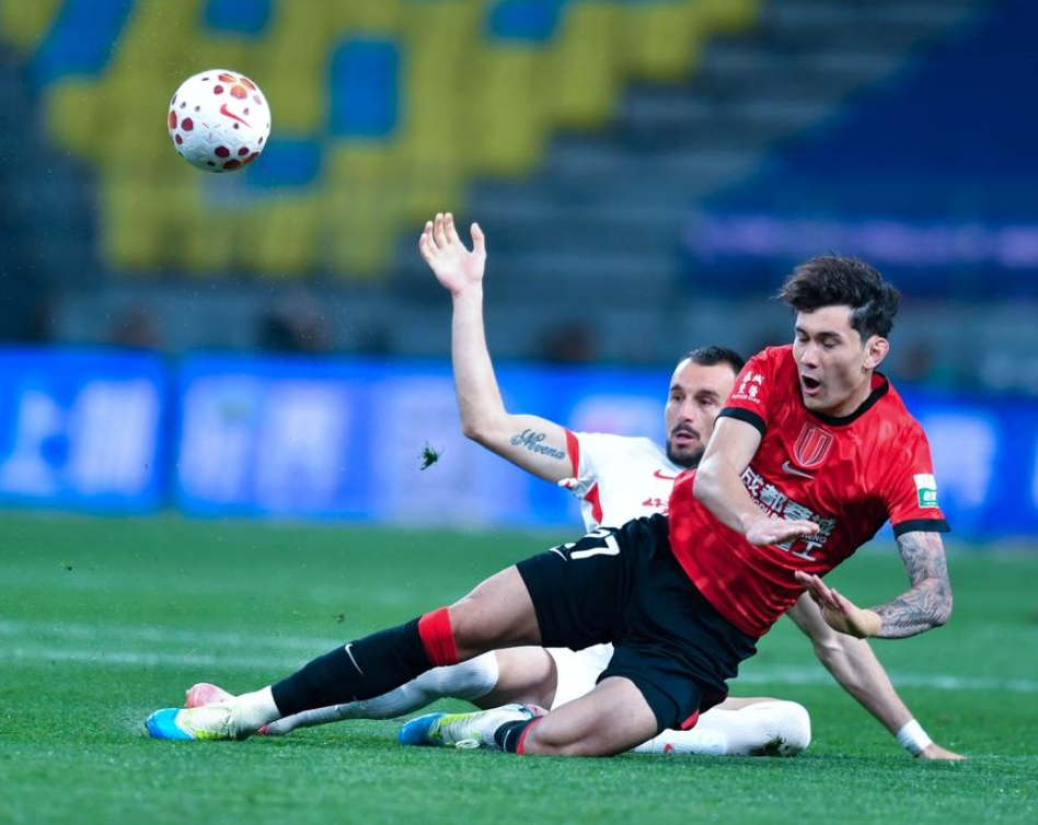 赏金女王模拟器-一场1-0，让中超榜首易主，神仙进球诞生：第79分钟角球破门绝杀