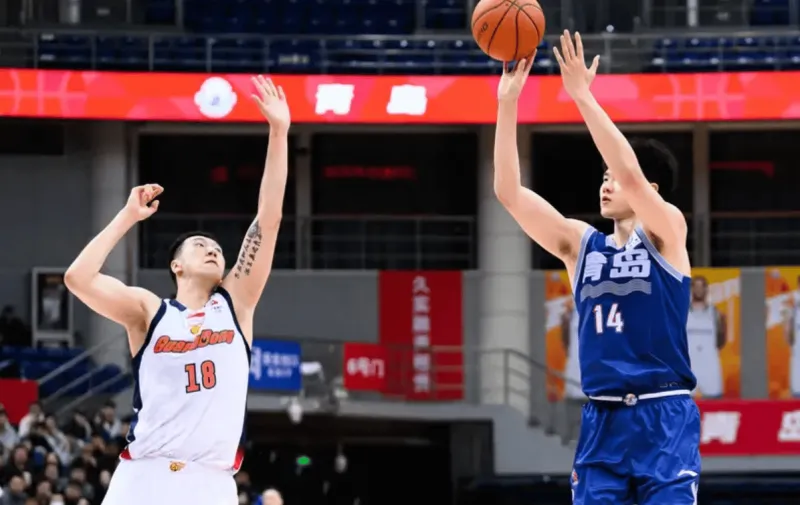 广东男篮全场共出现32次犯规,其中4人五犯离场